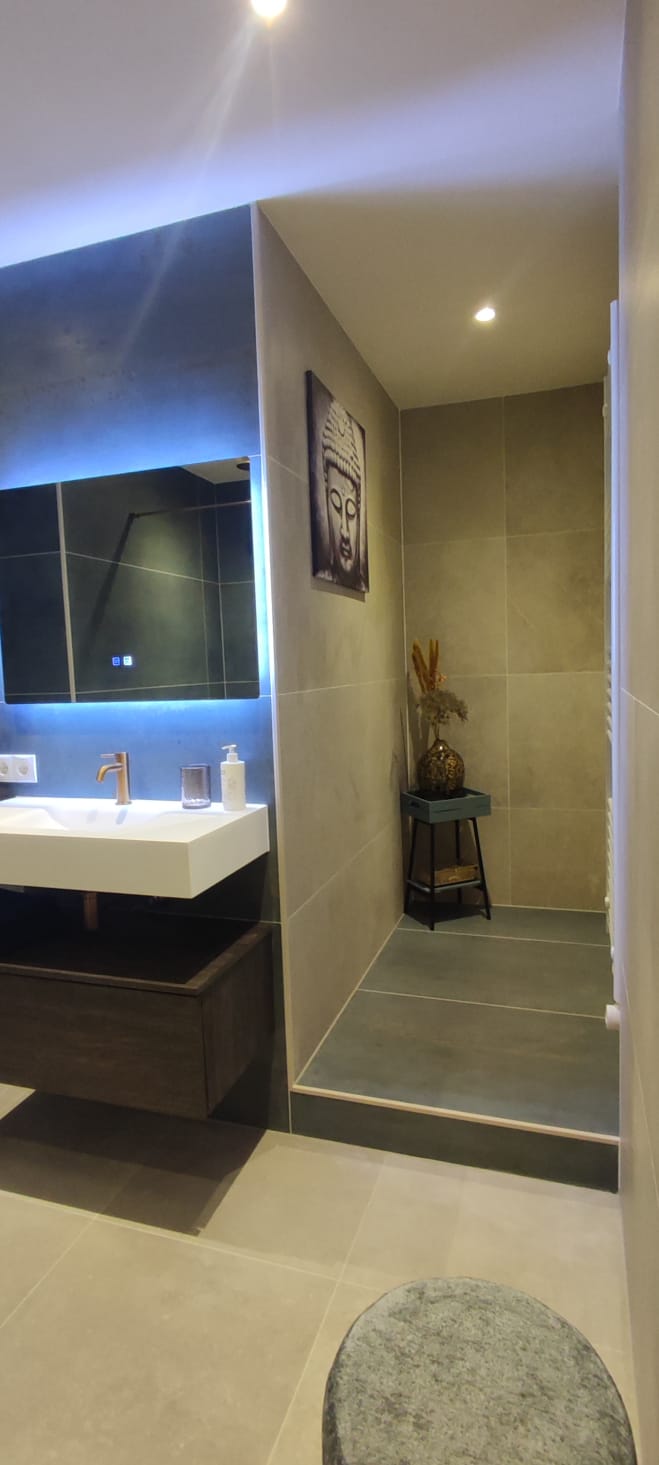 Badkamer wastafel met bronzen kraan