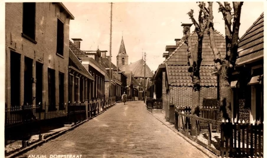Anjum, twee fietsers op straat