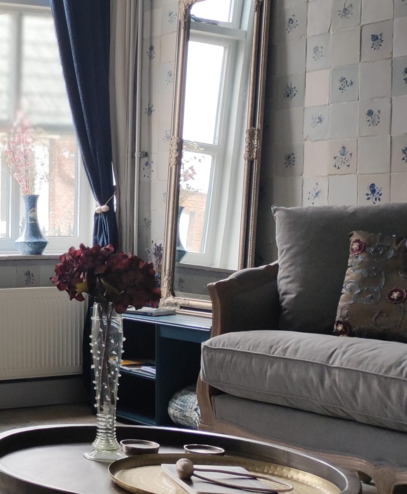 De Tegel Suite woonkamer met tegels en klassiek meubilair